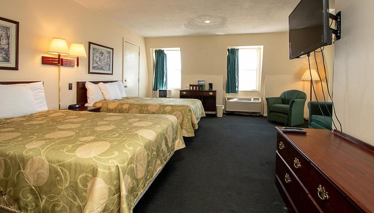Country Squire Inn And Suites Coshocton Exterior photo