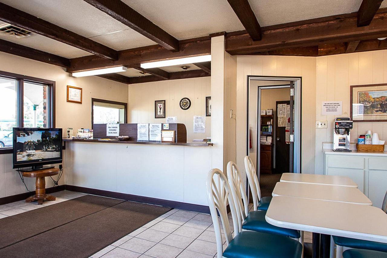 Country Squire Inn And Suites Coshocton Exterior photo