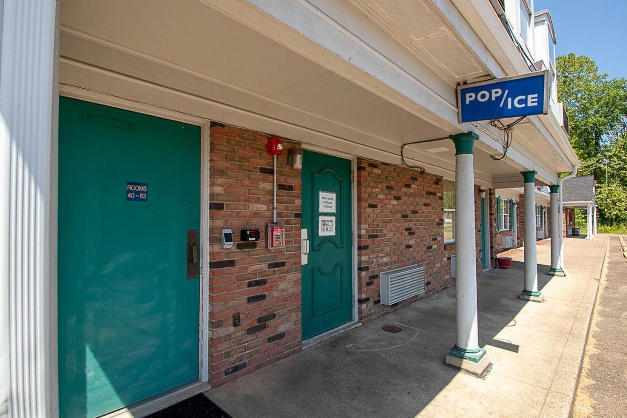 Country Squire Inn And Suites Coshocton Exterior photo